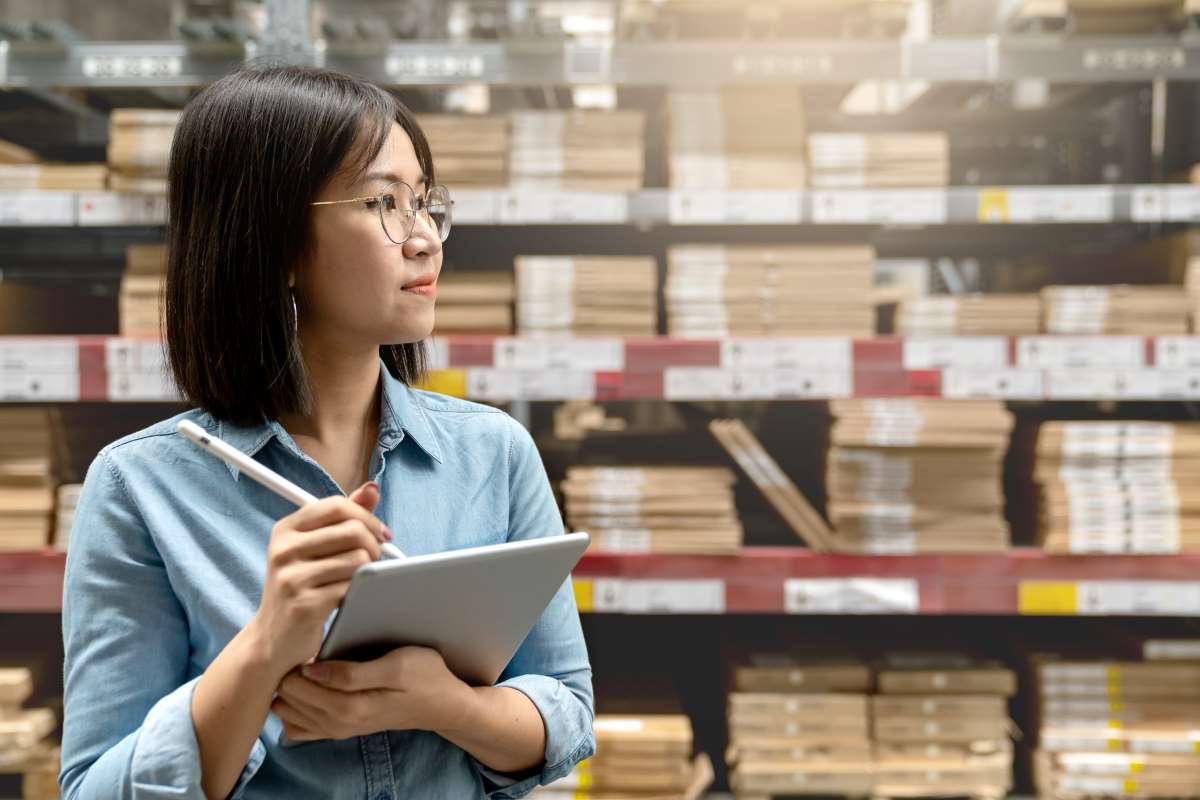 mujer gestionando inventario